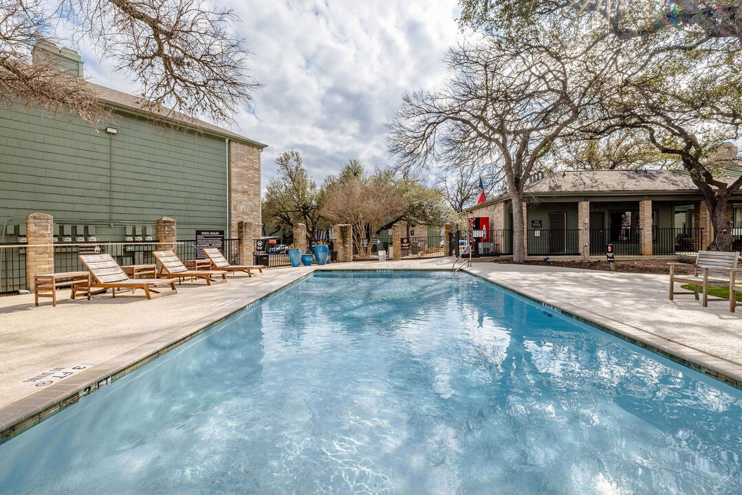 Summit at Westwood in Austin, TX - Foto de edificio