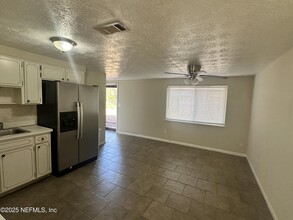 6135 Longchamp Dr in Jacksonville, FL - Building Photo - Building Photo