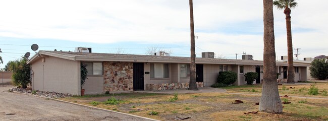 7025 E Wilshire Dr in Scottsdale, AZ - Foto de edificio - Building Photo