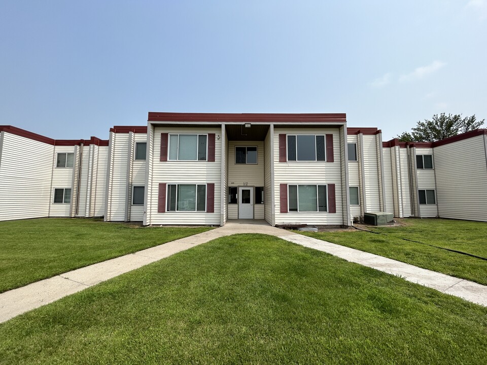 Cedar Ridge in Jamestown, ND - Building Photo