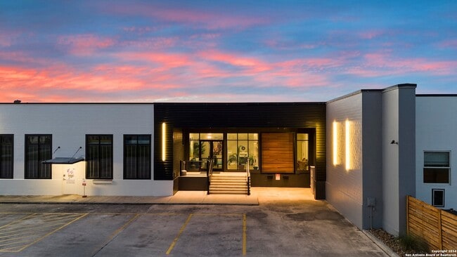 3363 E Commerce St, Unit 8042 in San Antonio, TX - Building Photo - Building Photo