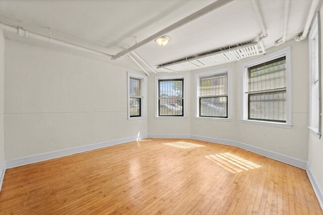 2322 N Spaulding Ave, Unit 2330-G in Chicago, IL - Building Photo - Building Photo