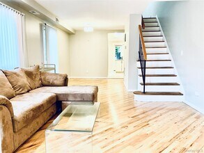 4 Avenue B in Port Washington, NY - Building Photo - Building Photo