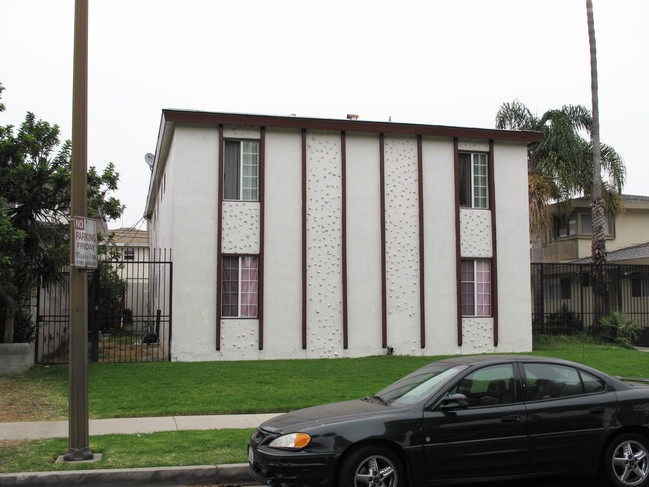 2701 W Rosecrans Ave in Gardena, CA - Foto de edificio - Building Photo
