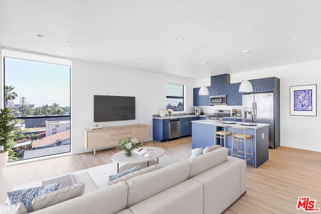 747 Lillian Way in Los Angeles, CA - Building Photo - Building Photo