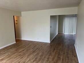 412 NW F St in Grants Pass, OR - Foto de edificio - Building Photo