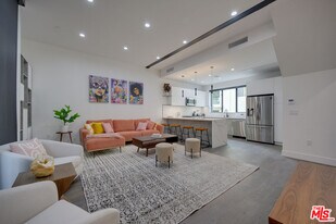 4422 Riley Dr in Los Angeles, CA - Building Photo