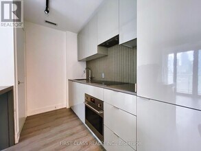 7-2307 Grenville St in Toronto, ON - Building Photo - Building Photo