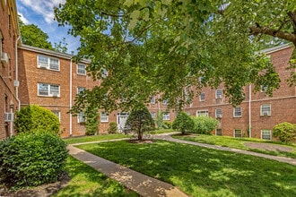 Village Manor in Nutley, NJ - Foto de edificio - Building Photo