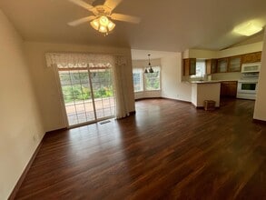 2885 W Juniper Ct in Roseburg, OR - Building Photo - Building Photo