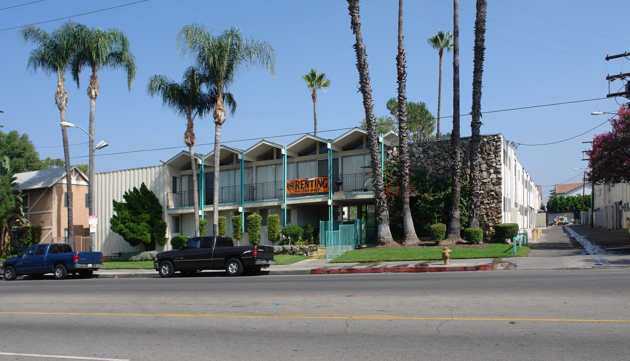 21001 Roscoe Blvd in Canoga Park, CA - Foto de edificio