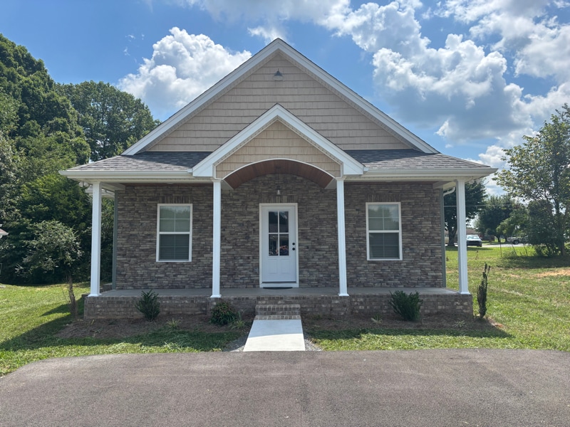 210 Cherokee Dr in Lafayette, TN - Foto de edificio