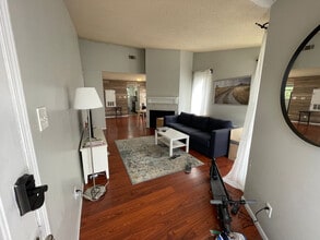 Room in Apartment on West Loop in Austin, TX - Building Photo - Building Photo