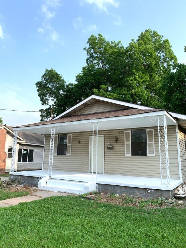 property at 1320 W Huntington Ave