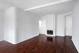 1409 Midvale Avenue Apartments in Los Angeles, CA - Building Photo - Interior Photo