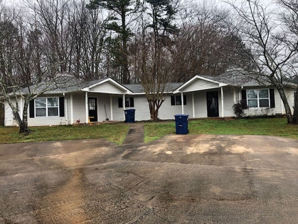 1342 Aiken Rd in Bogart, GA - Foto de edificio