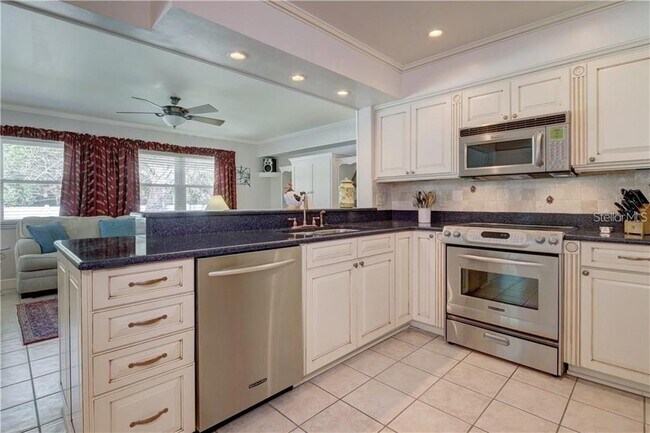 2395 6th Ave SW in Largo, FL - Building Photo - Building Photo