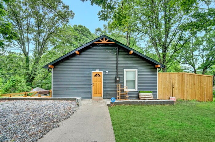 136 Cobb St in Easley, SC - Building Photo