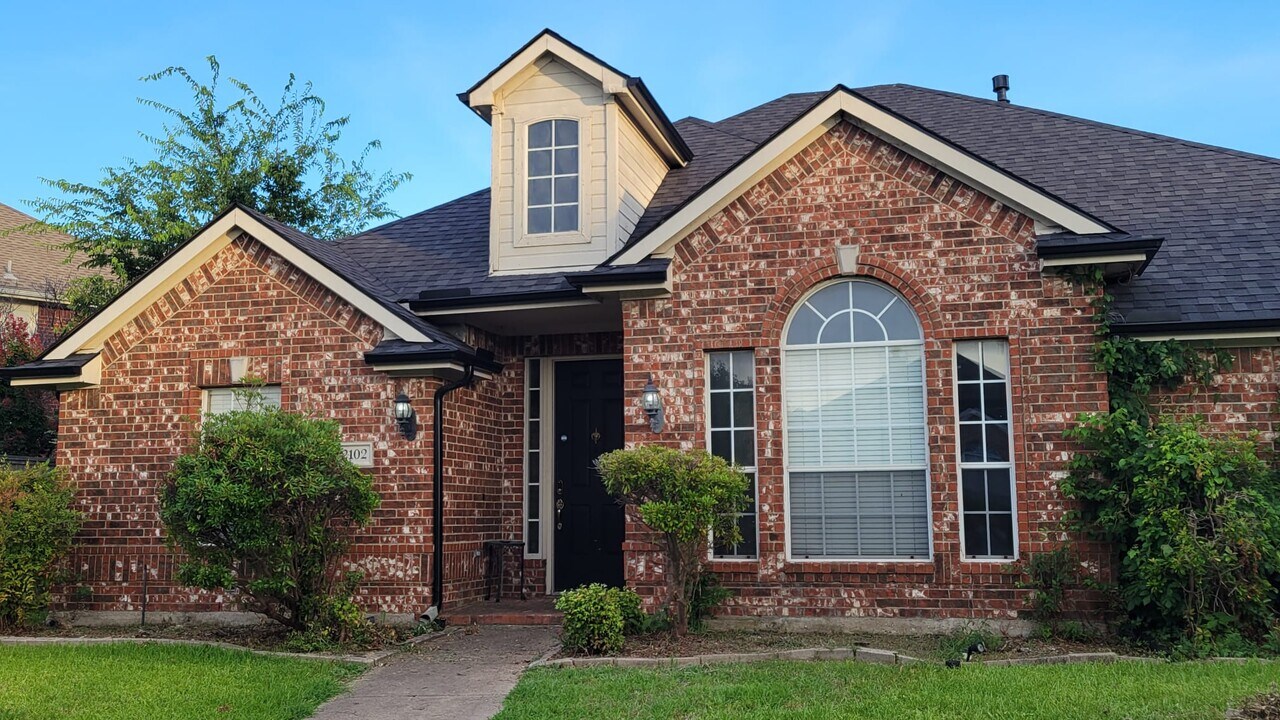 2102 Mapleview Dr in Garland, TX - Building Photo
