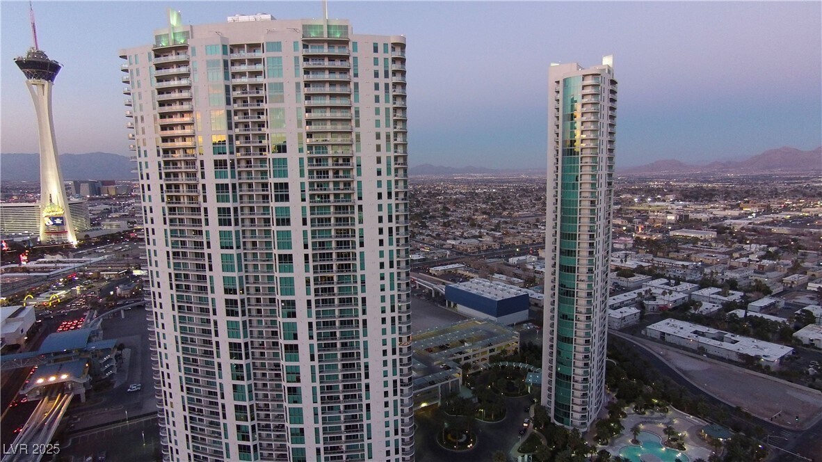 222 Karen Ave in Las Vegas, NV - Building Photo