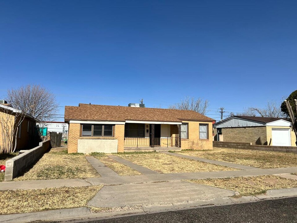 1118 Harris St in Odessa, TX - Building Photo