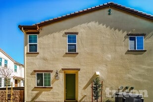 10587 Gato Ct in Elk Grove, CA - Building Photo