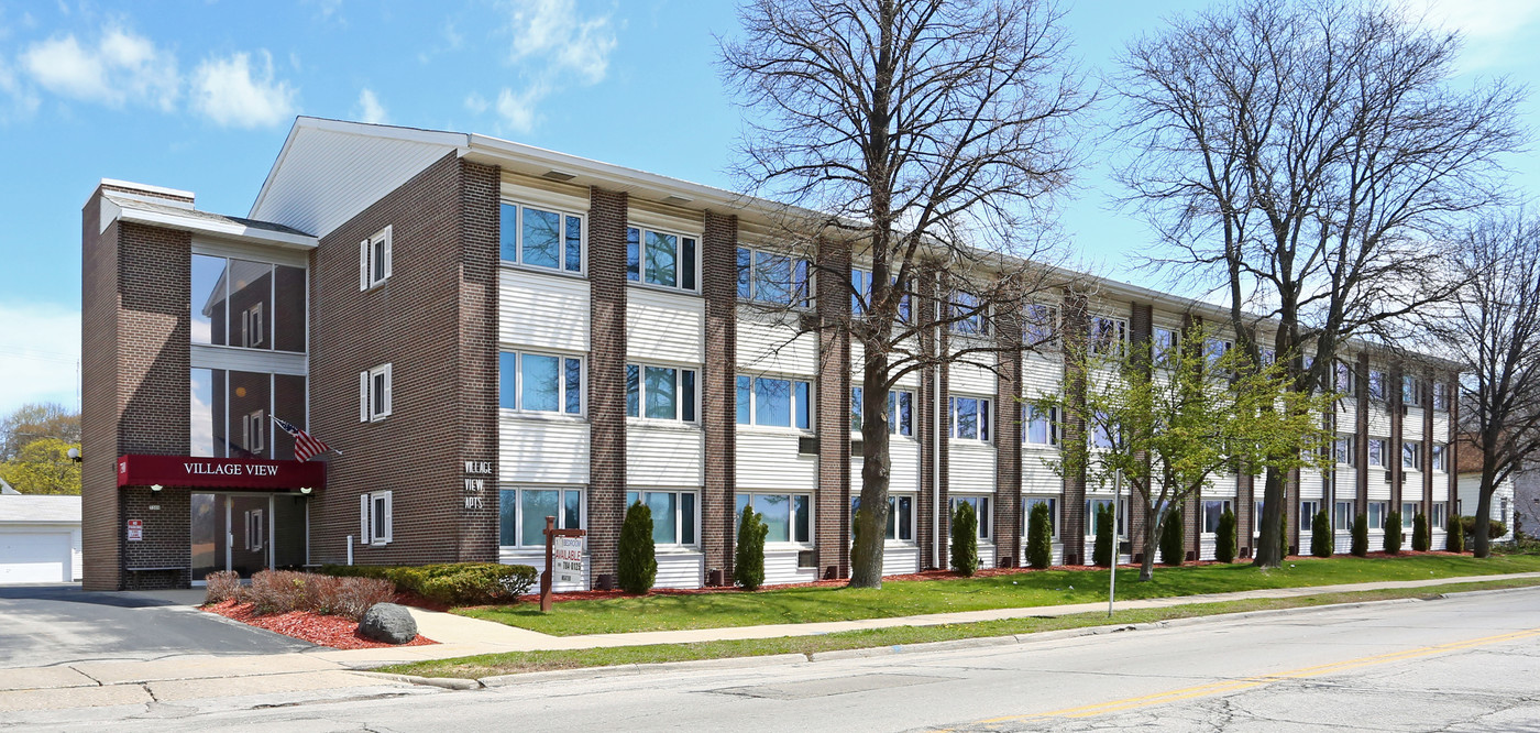 Village View in Wauwatosa, WI - Foto de edificio