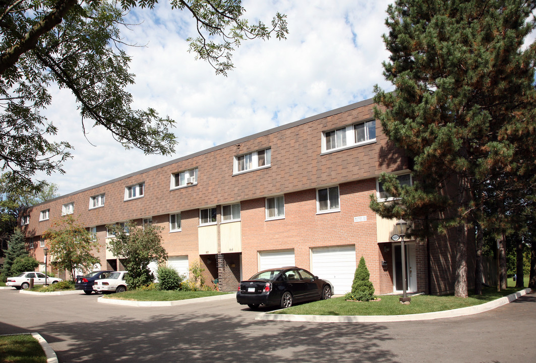 862-869 Tandridge Cres in Toronto, ON - Building Photo