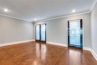 10207 Regal Oaks Dr in Dallas, TX - Building Photo - Building Photo