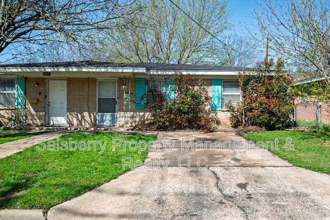 1211 NW 3rd Ave in Mineral Wells, TX - Foto de edificio - Building Photo