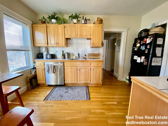 55 Brookley Rd, Unit 3L in Boston, MA - Foto de edificio - Building Photo