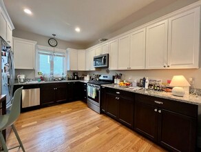 9 Sherman St in Medford, MA - Foto de edificio - Building Photo