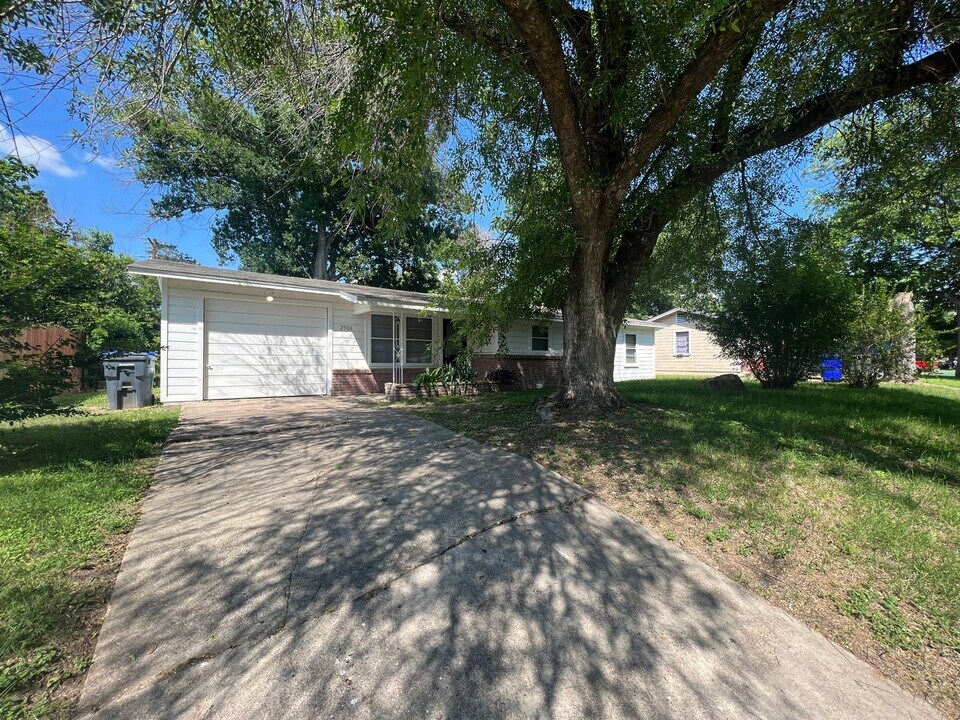 2506 S 26th St in Waco, TX - Foto de edificio