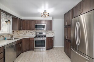 108 Preston Dr, Unit 108 in Braddock, PA - Building Photo