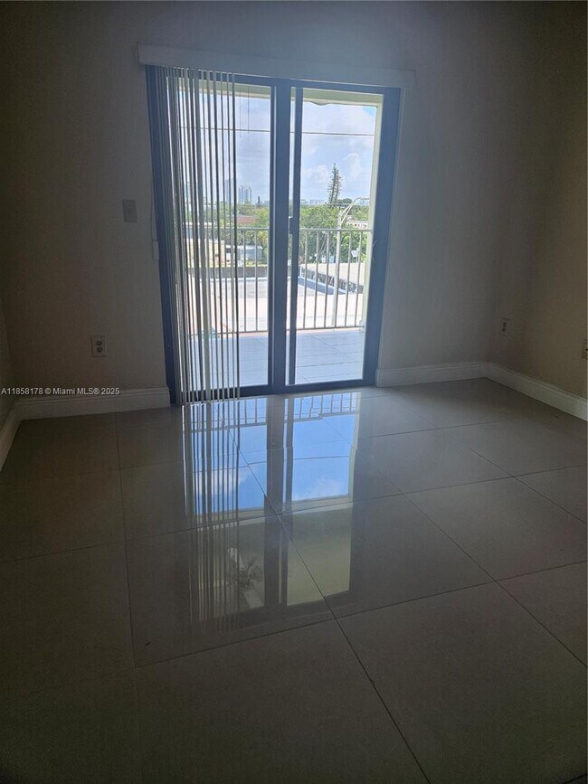 2046 W Flagler St in Miami, FL - Foto de edificio - Building Photo