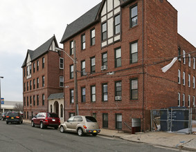 51 Bell St in Hempstead, NY - Building Photo - Building Photo