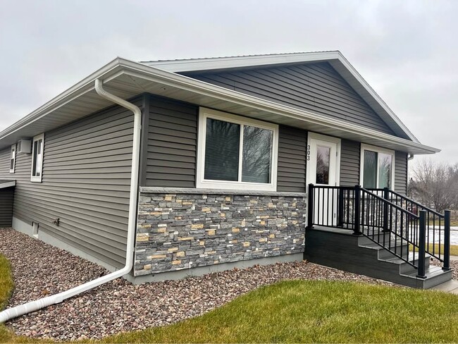 303 S Commercial St in Rockland, WI - Foto de edificio - Building Photo