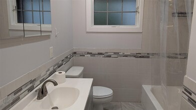 476 Whittier Ave in Levittown, NY - Building Photo - Building Photo