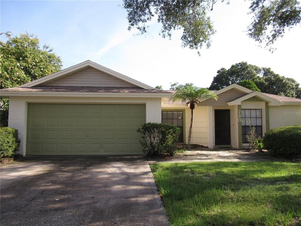 720 Hazy Meadow Ct in Brandon, FL - Building Photo
