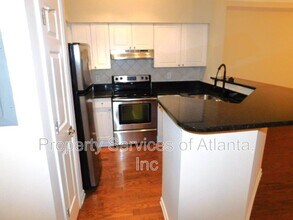 5559 Glenridge Dr in Atlanta, GA - Building Photo - Building Photo