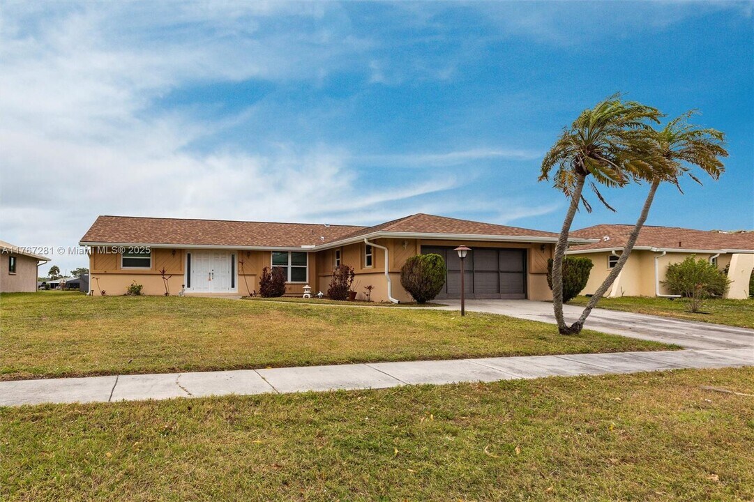 6860 Kenwood Dr in North Port, FL - Building Photo