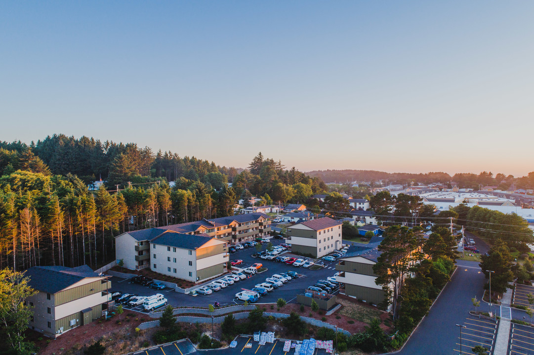 Cascade View Commons in Lincoln City, OR - Building Photo