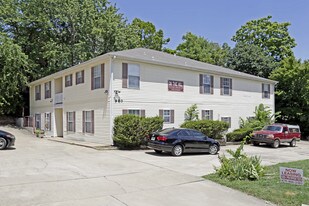 980 W Cleveland St in Fayetteville, AR - Building Photo