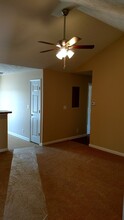 11315 Breeze Cir, Unit 2 beds with 2 full baths in Louisville, KY - Foto de edificio - Building Photo