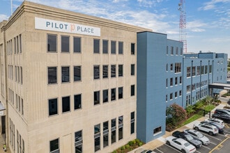 Pilot Place in Norfolk, VA - Foto de edificio - Building Photo