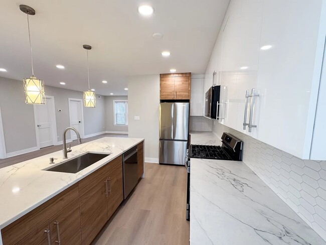 5120 N Laramie Ave, Unit 1 in Chicago, IL - Building Photo - Building Photo