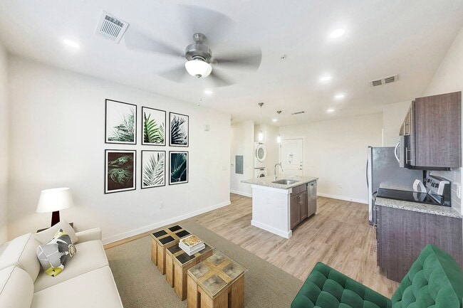 Summit at Renaissance Park in Houston, TX - Building Photo - Building Photo