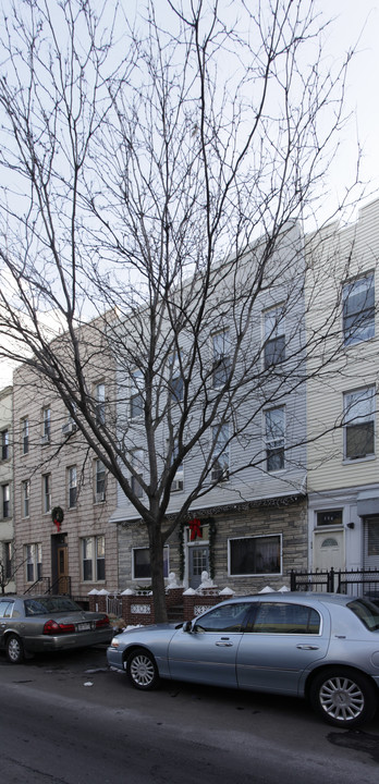 208 Green St in Brooklyn, NY - Building Photo