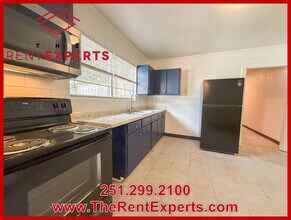 556 Cedar Ave in Mobile, AL - Building Photo - Building Photo