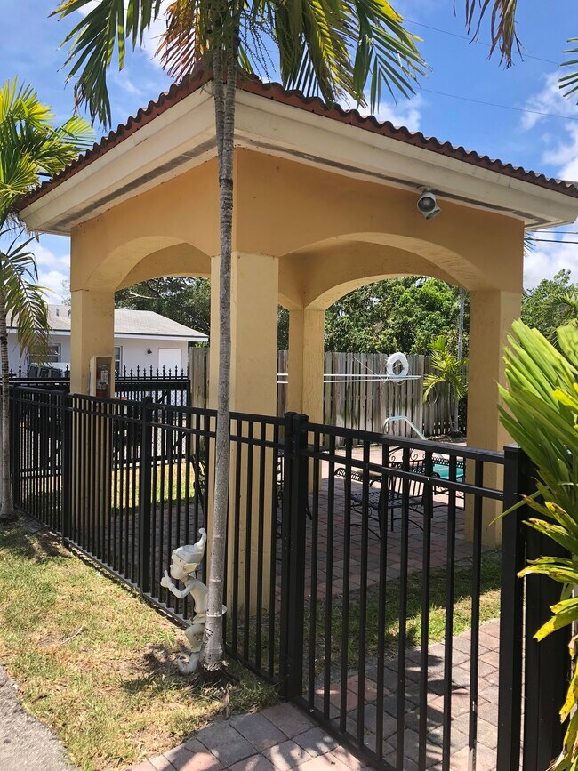 324 NE 3rd St in Hallandale Beach, FL - Building Photo - Building Photo